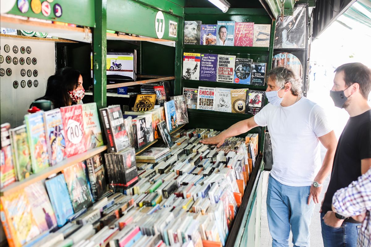 Felipe Miguel visitó la Feria de Libros del Parque Rivadavia