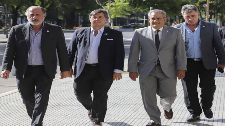 Dura reacción de la Rural a las medidas: "El campo no va a liquidar los granos"