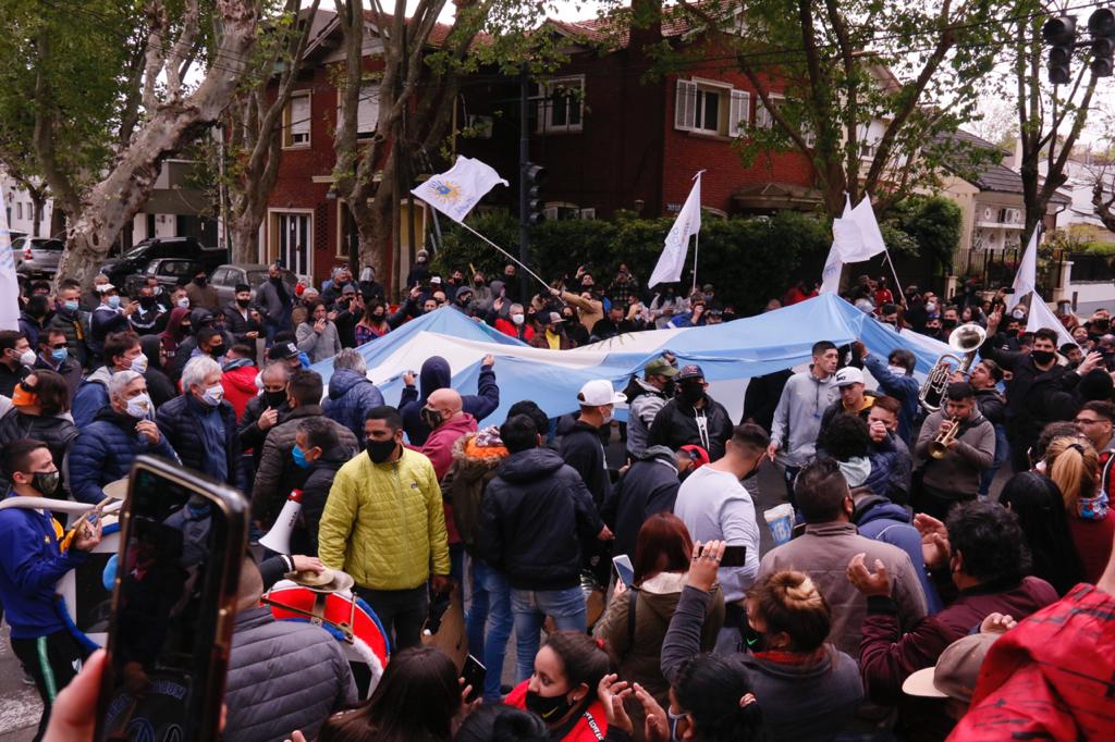 Banderazo político en Olivos en favor de Alberto Fernández