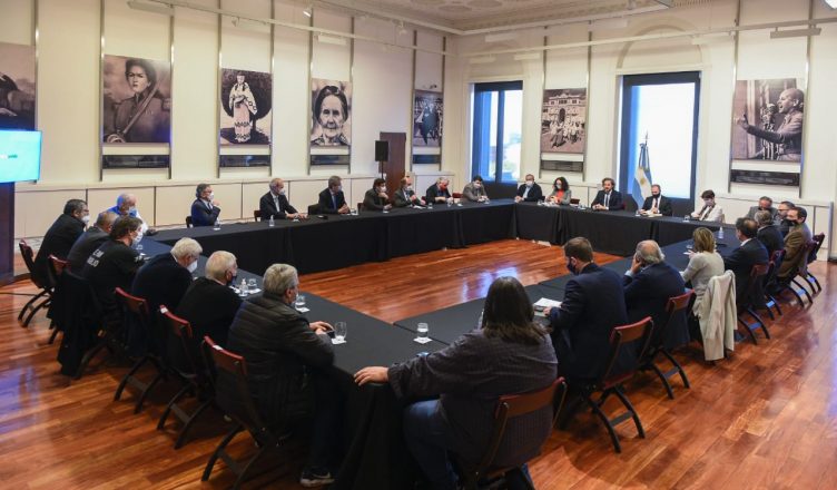 El Gobierno impulsa un acuerdo social con empresarios y gremialistas