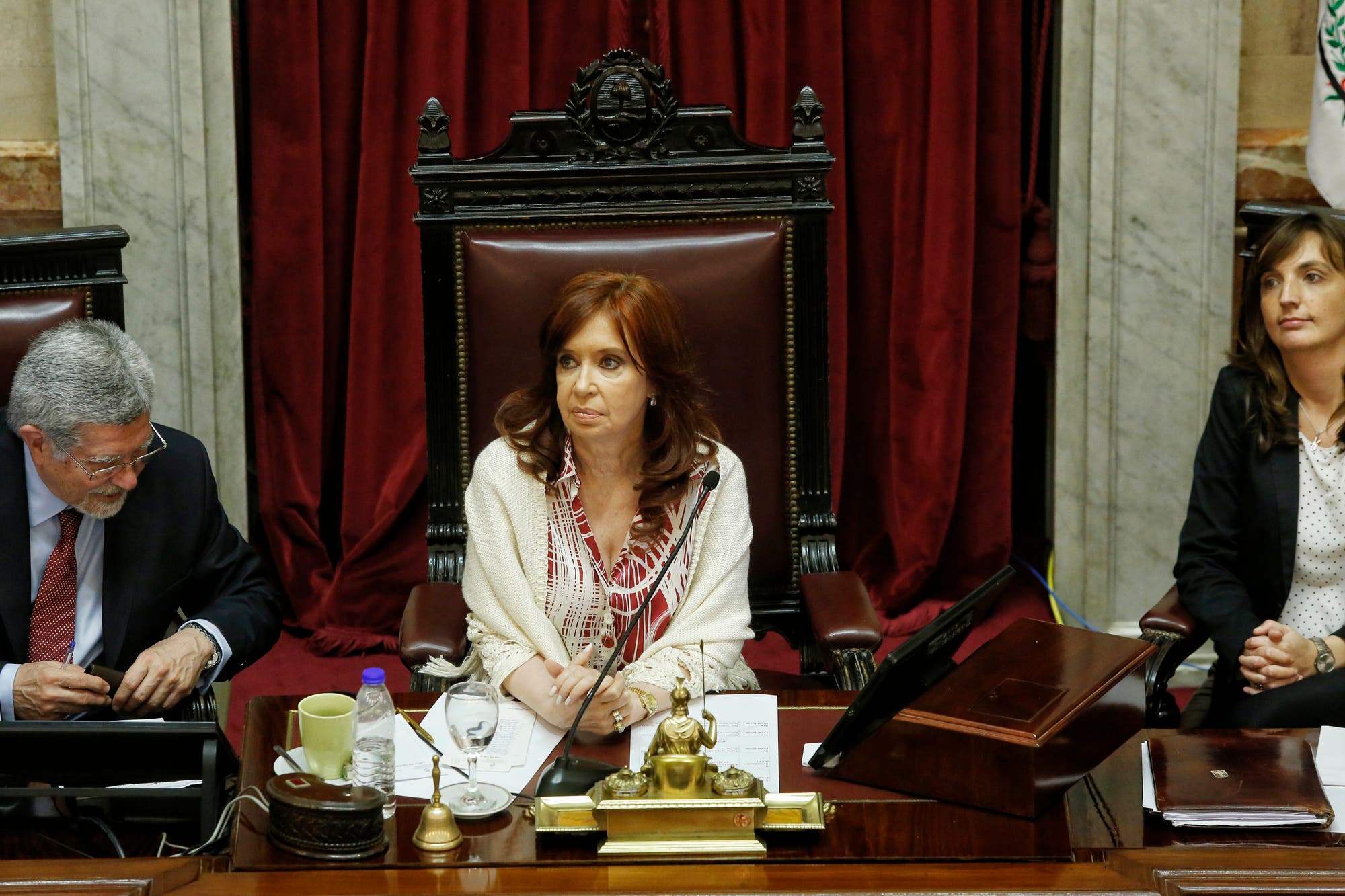 Cristina autorizó la presencia de más senadores en el recinto