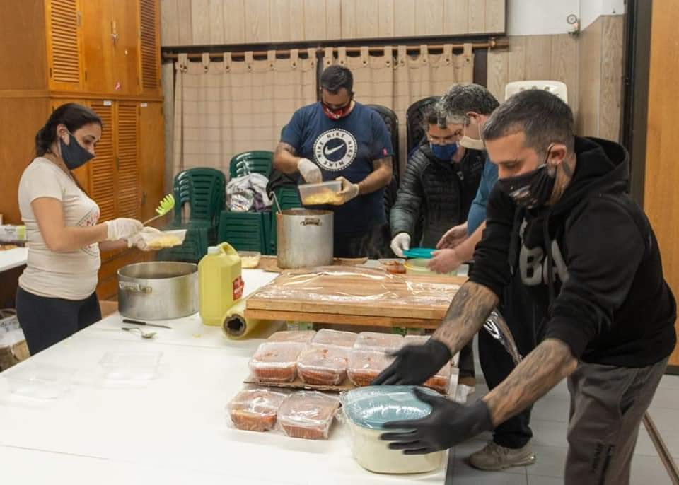Ochenta murgas porteñas realizan tareas solidarias para los vecinos