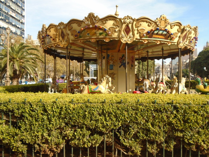 Con protocolo, volvieron las calesitas a las plazas y parques de la Ciudad   