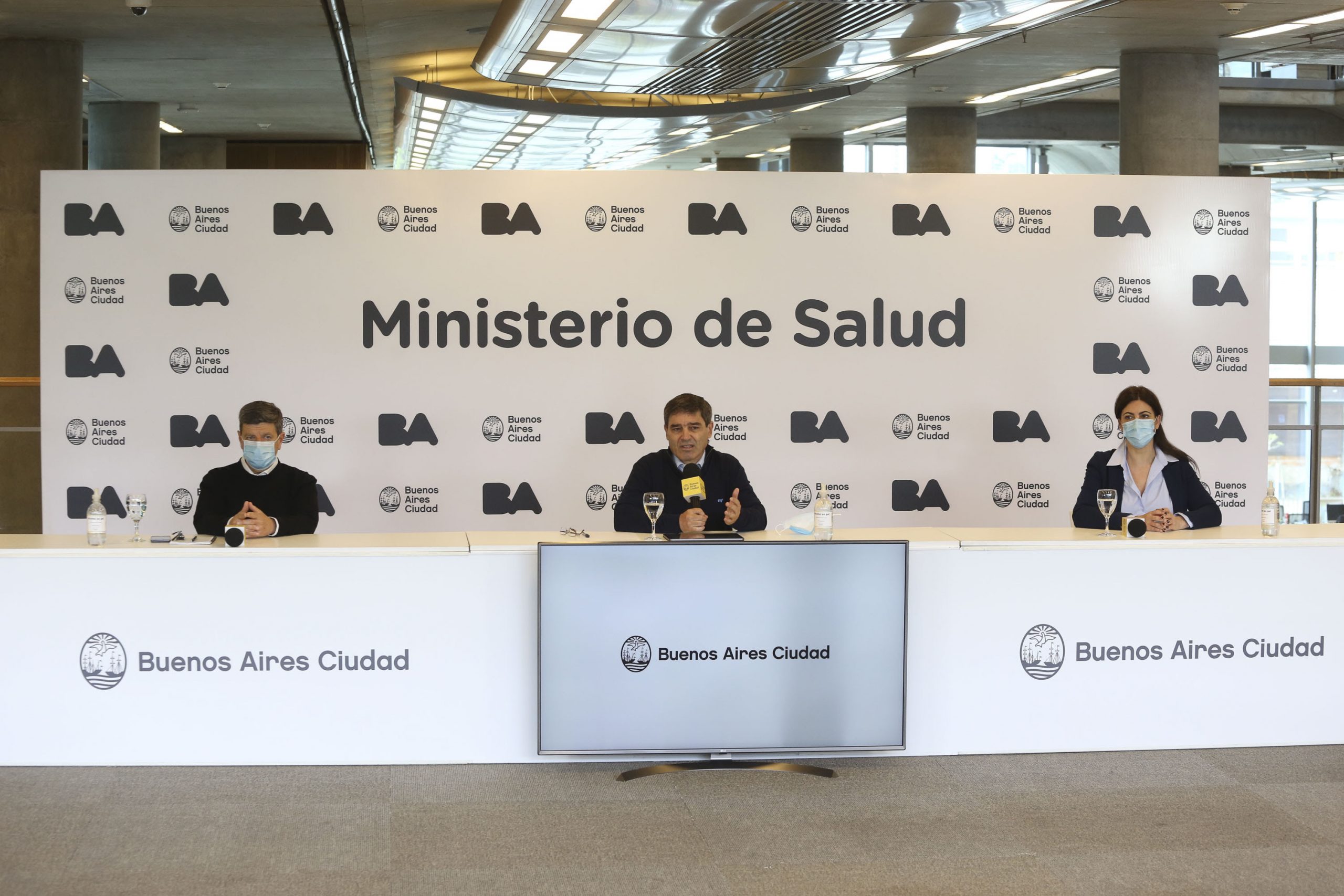 Quirós habló de los cuestionamientos de Oxford: "Hay una sobrecarga desmedida"