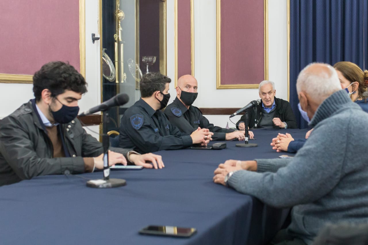 Ministerio de Seguridad, la PFA y legisladores del FdT, con familiares de Iron Mountain