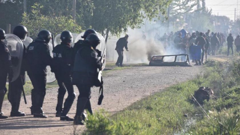 Se desalojó Guernica entre balas de gomas, piedras y botellazos