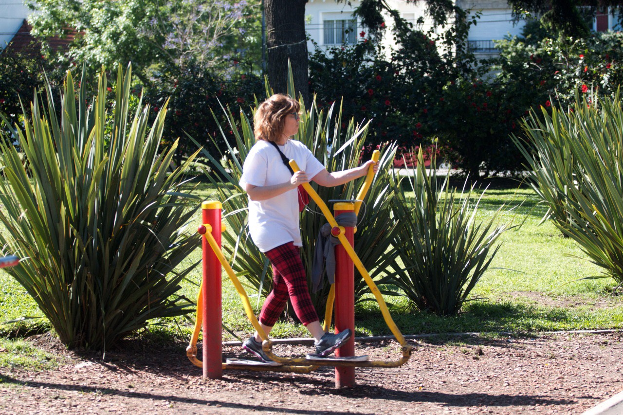 Postas aeróbicas en parques y plazas: los nuevos gimnasios al aire libre