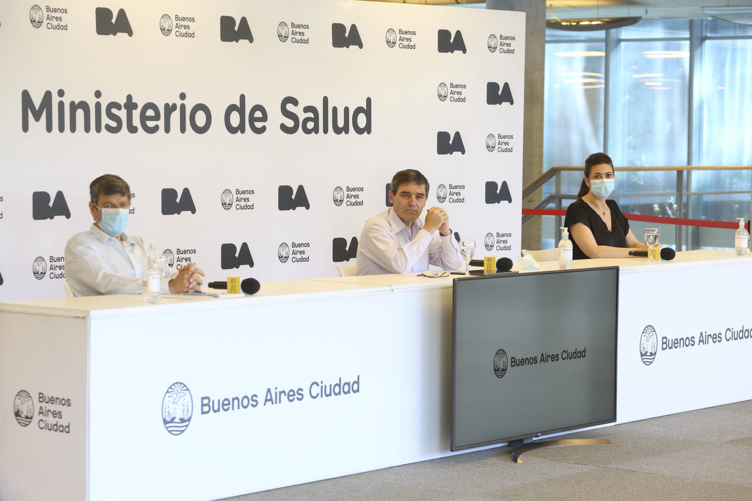 Quirós dijo que la positividad está bajando y que ya se contagió el 14% de los porteños