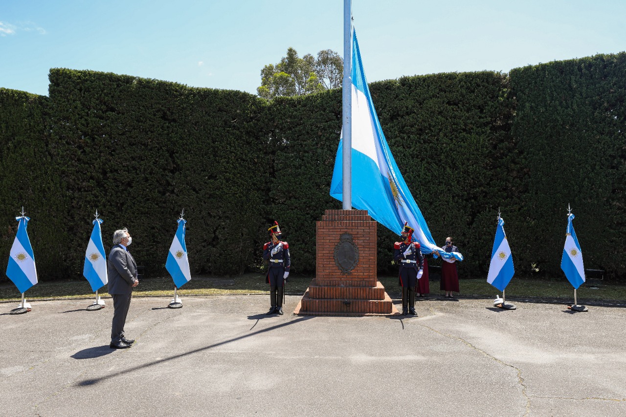 Acto por el bicentenario del primer izamiento de la bandera en Malvinas