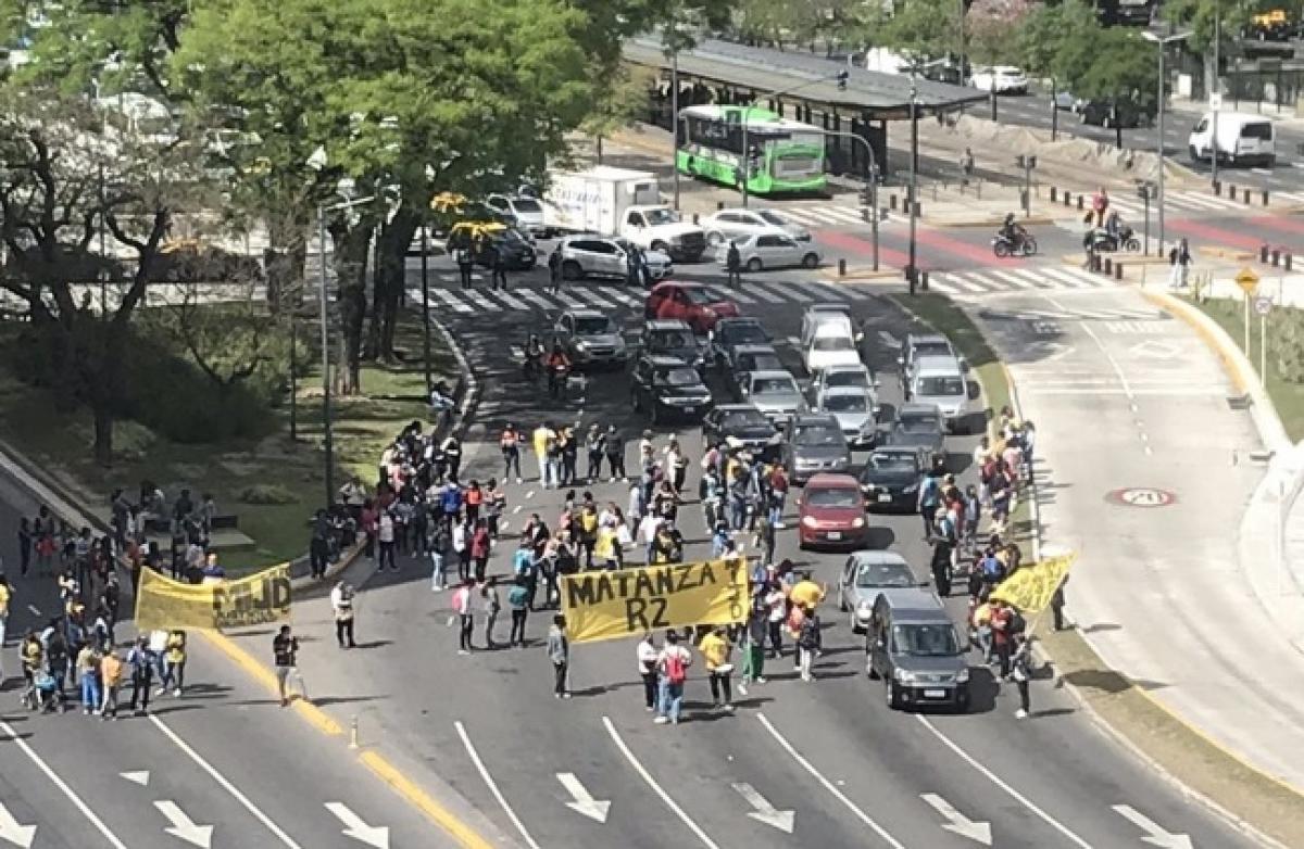 Movilización en Obelisco por el IFE y aumento para jubilados