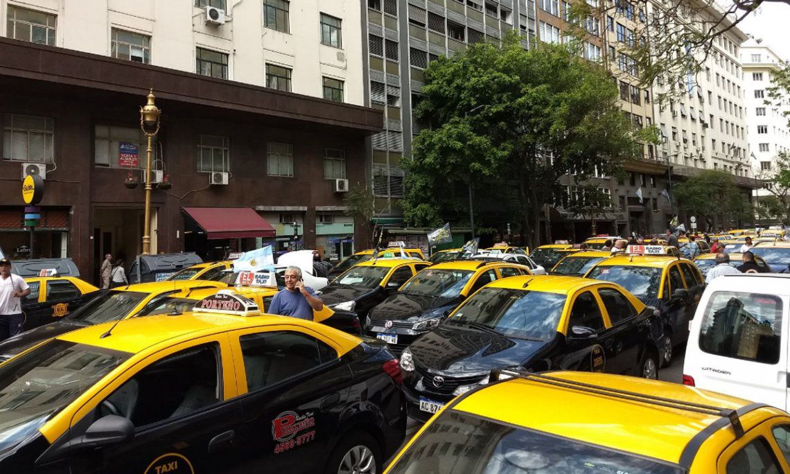 Sigue la guerra entre los taxistas y Uber: nueva marcha en el centro porteño