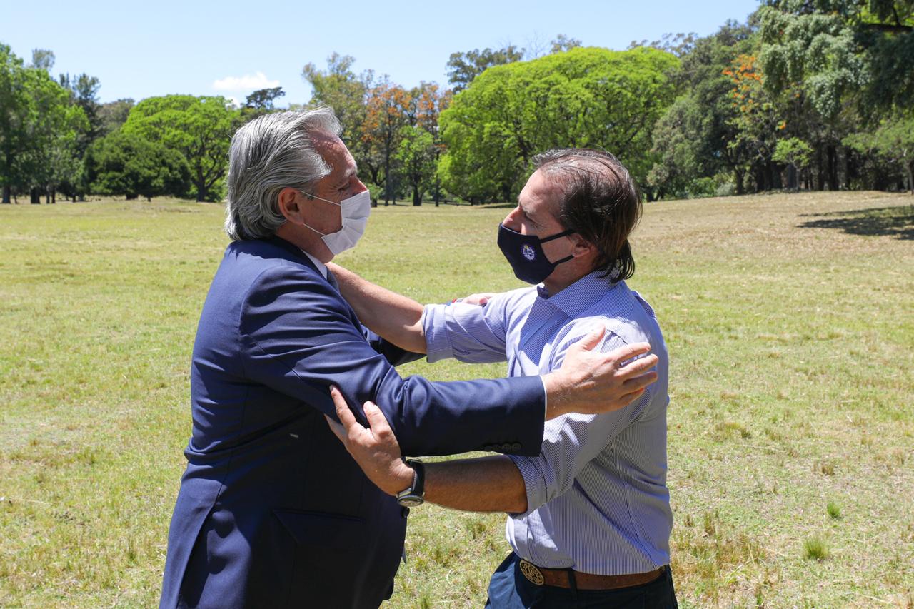 Alberto viajó a Uruguay y se reunió con Lacalle Pou