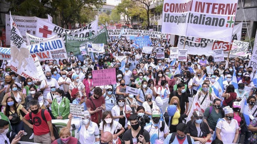 Enfermeros porteños realizan paro de 48 horas con acampe en Plaza de Mayo
