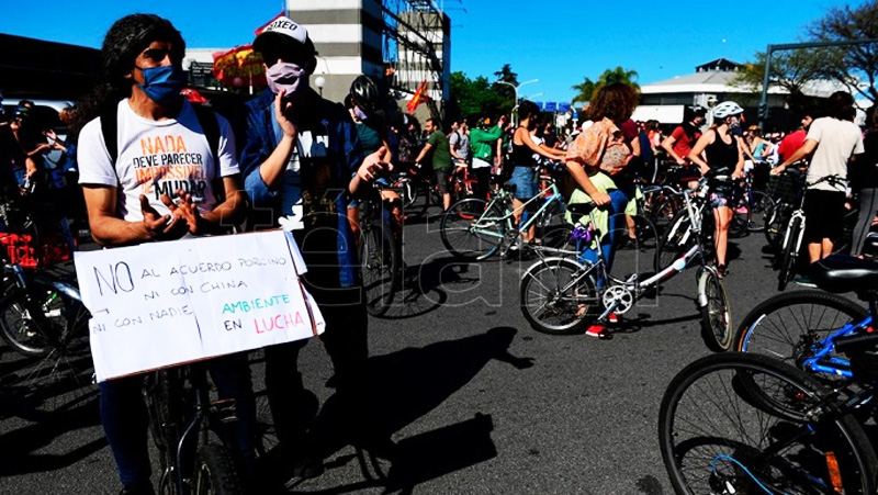 Caravana y bicicleteada para impedir la construcción de torres en Costa Salguero