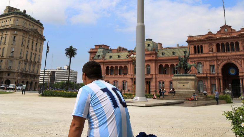 Velarán a Diego Maradona en la Casa Rosada este jueves