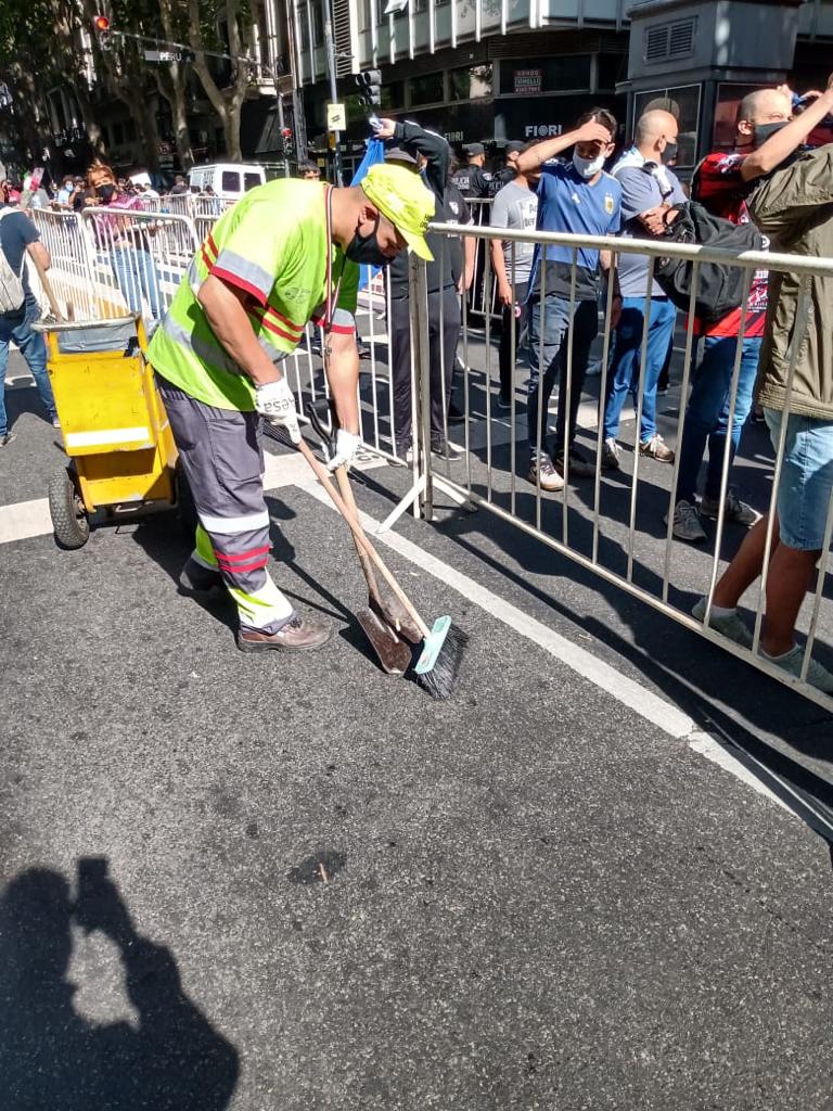 Ciudad: operativo de limpieza permanente en Plaza de Mayo y Eje Cívico