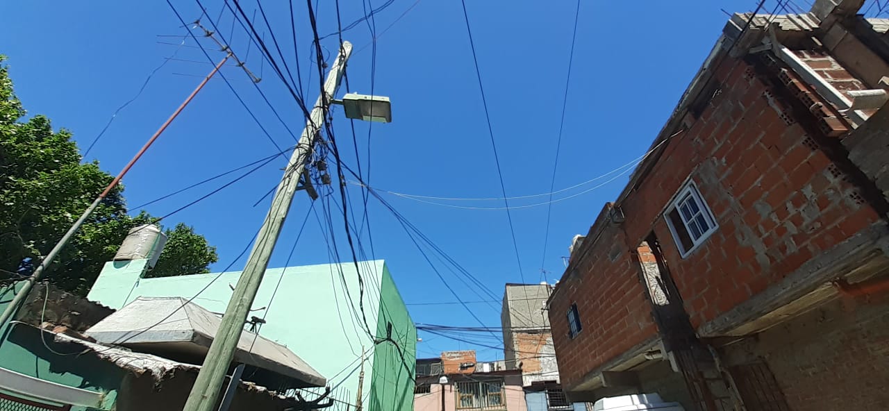 Vecinos del Mugica se quejan ante el Gobierno porteño por la electricidad