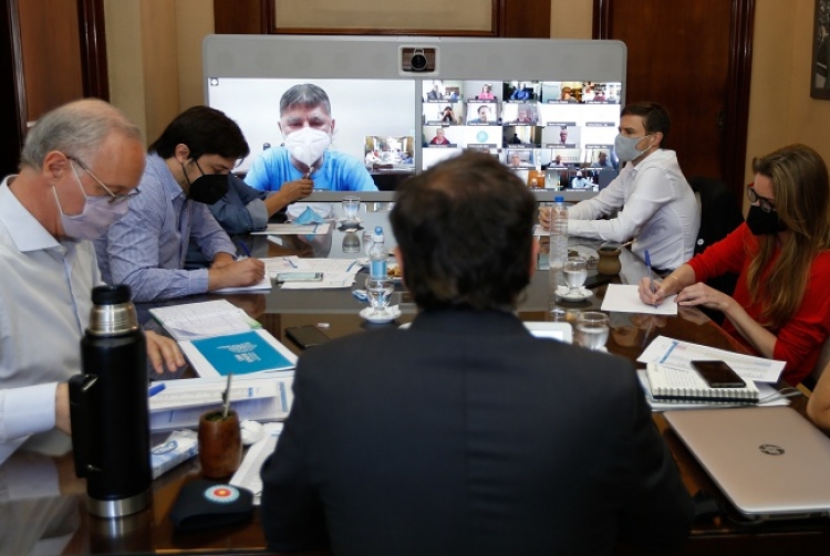 Kicillof se reunió con los intendentes para seguir bajando los casos