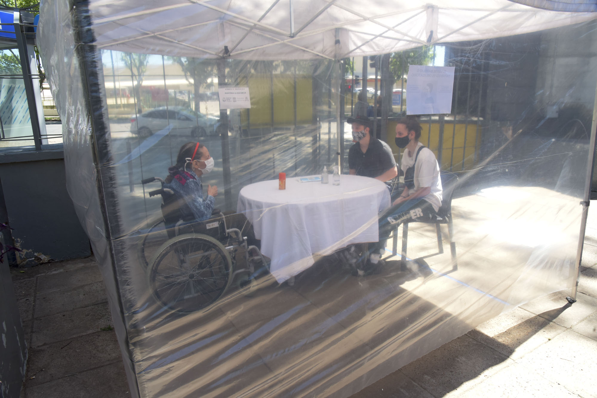 Cómo son las “visitas cuidadas” en los hogares para mayores de la Ciudad