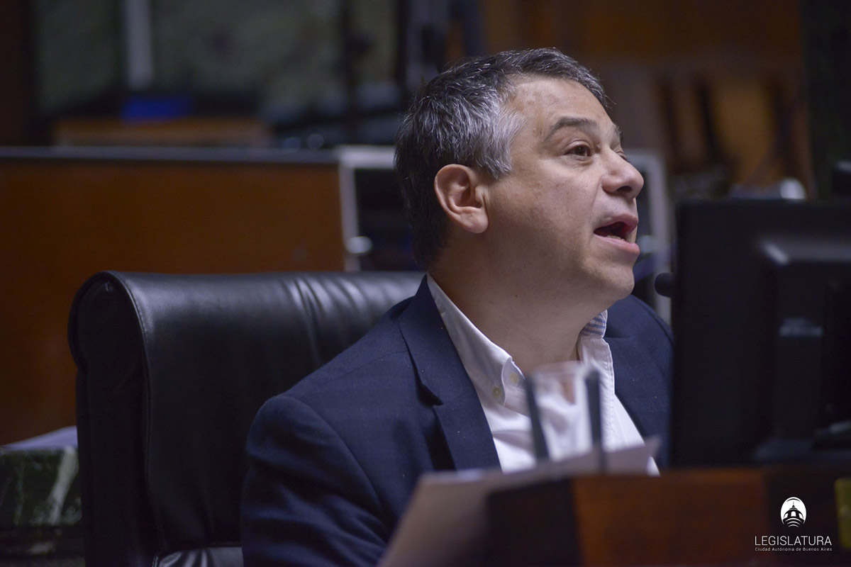 Multas y trabajos comunitarios a quien arroje colillas en el espacio público