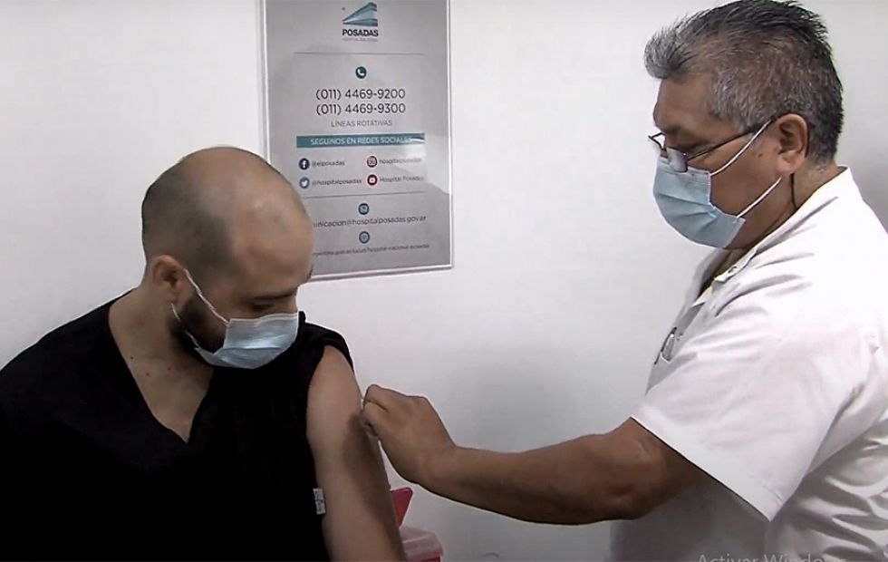 Se comenzó a vacunar contra el Covid este martes en todo el país