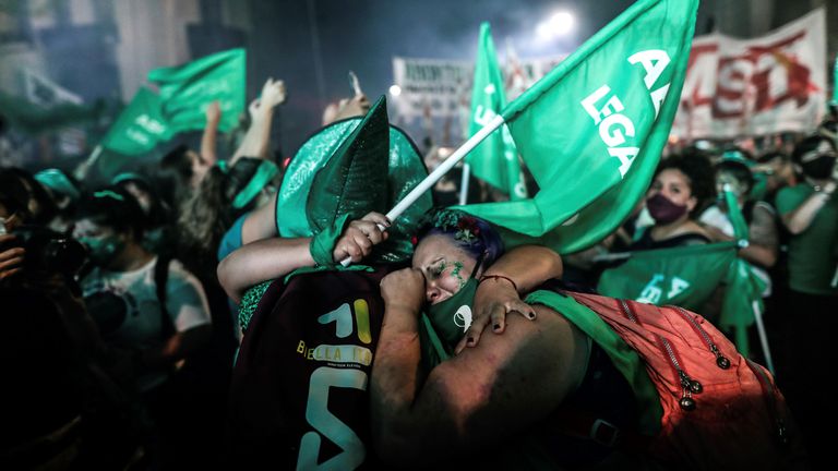 "Estoy llorando" fue tendencia en Twitter tras la aprobación del aborto