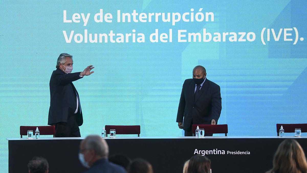 Alberto promulgó la ley del aborto y la de los "Mil Días"