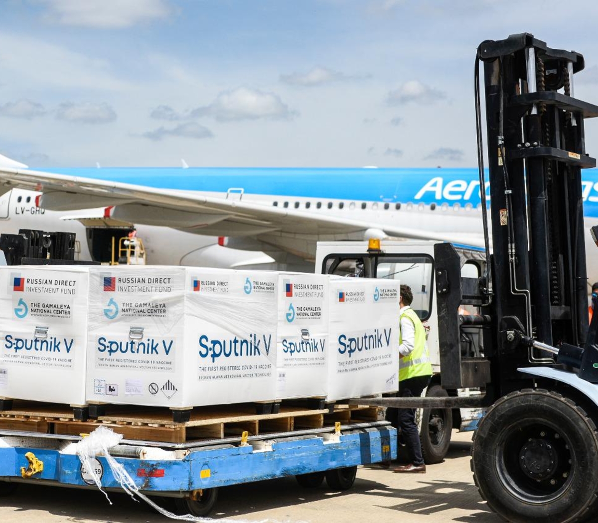 Tres aviones de Aerolíneas viajan a Moscú para traer un millón de vacunas
