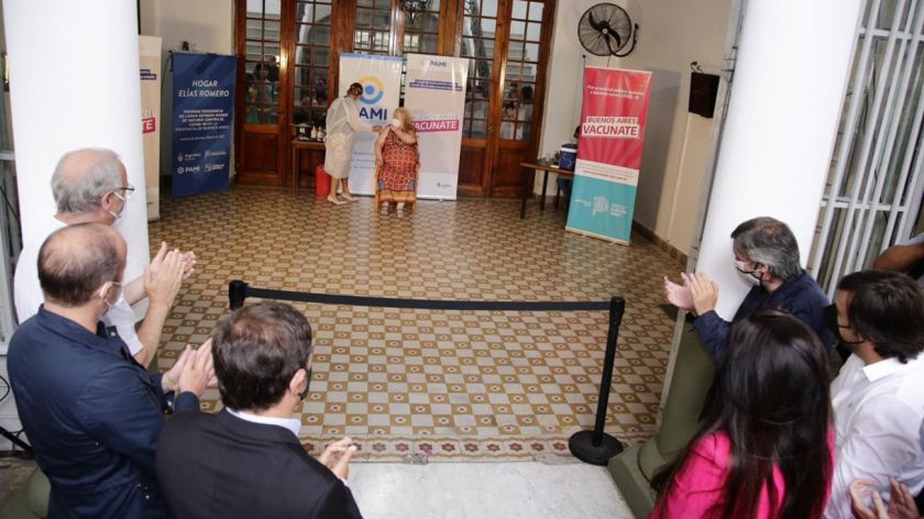 Primera vacunación en un geriátrico, con Kicillof, Máximo e Insaurralde