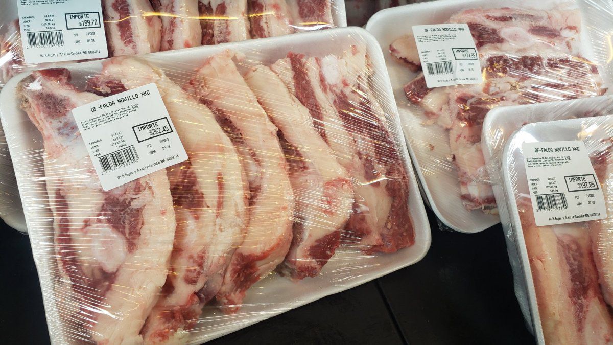 Cafiero respondió a las críticas por la carne: "Enójense con el supermercado"
