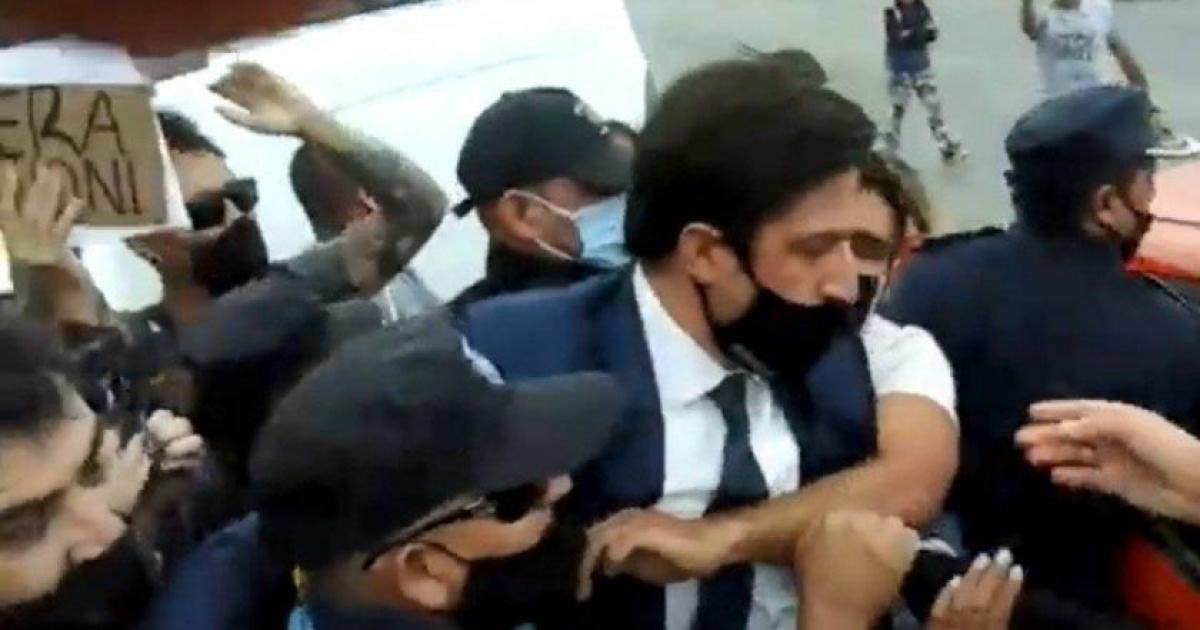 Docentes de Chubut escracharon a Trotta: "Hace meses que no cobramos"