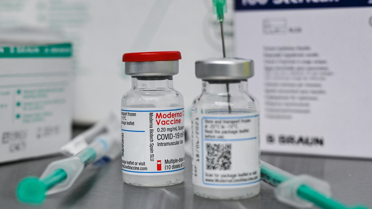 Pfizer y Moderna: la cepa sudafricana bajó la eficacia de sus vacunas