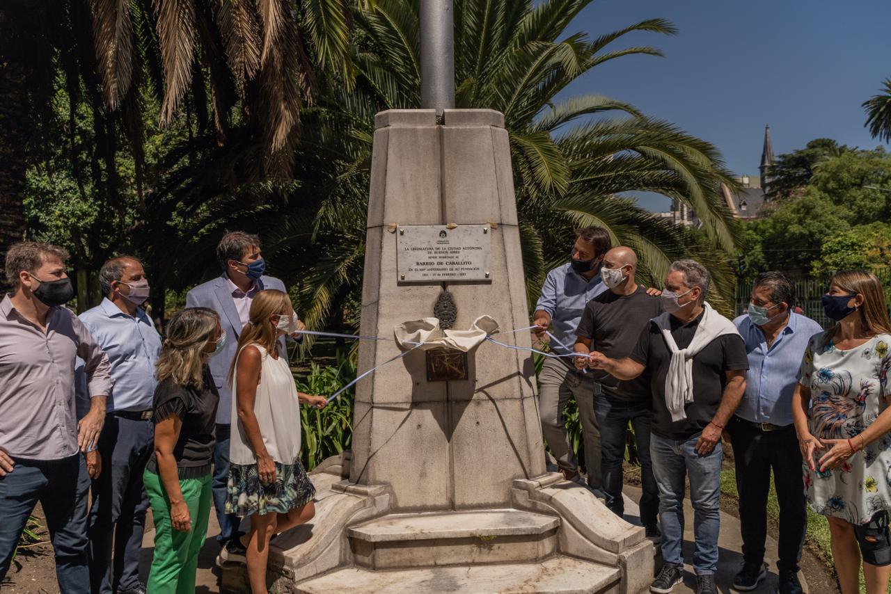 Legisladores colocaron una placa en el Parque Rivadavia