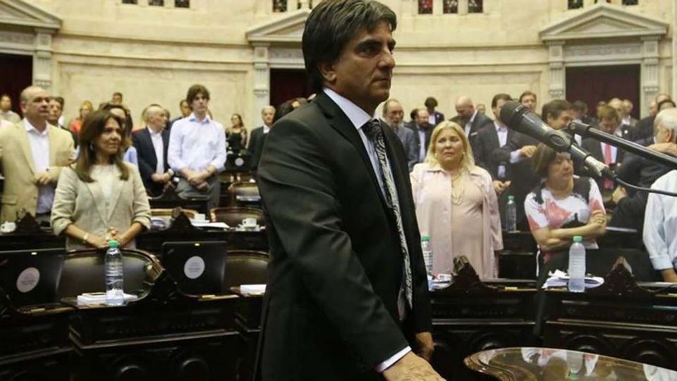 Piden la suspensión del diputado que se vacunó sin ser personal esencial