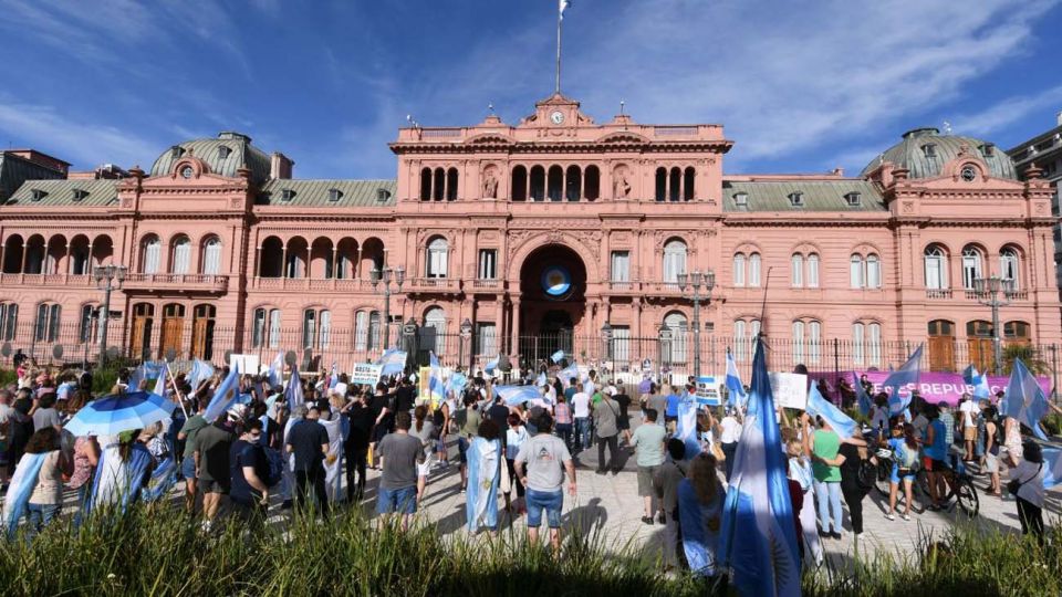 La oposición protestó en Plaza de Mayo y en el resto del país por la vacunación VIP