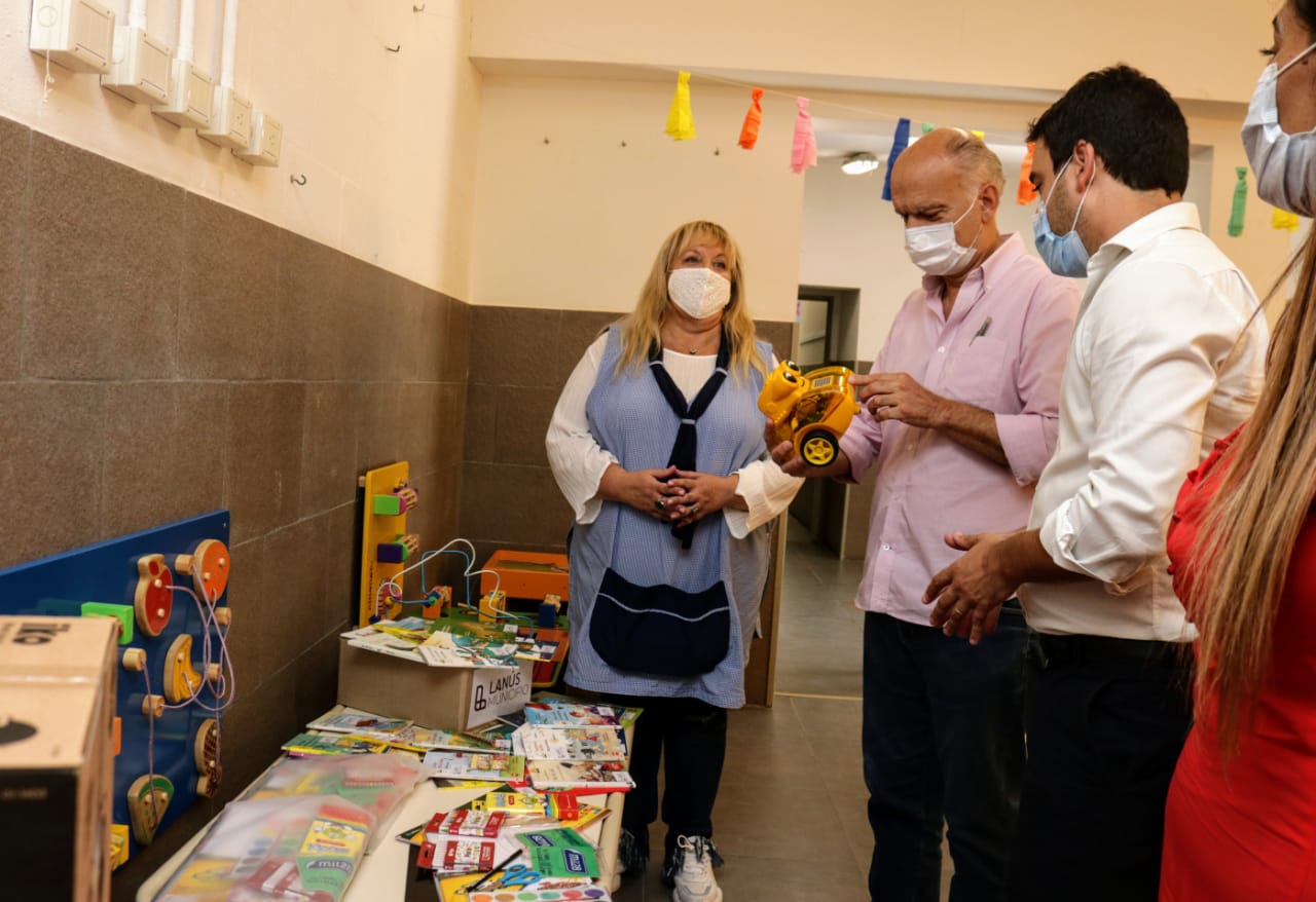 Grindetti entregó mobiliario, kits de robótica y biblioteca de libros