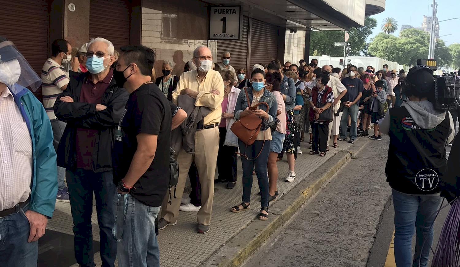 Preocupante: caos y hacinamiento en el inicio de la vacunación en el Luna Park