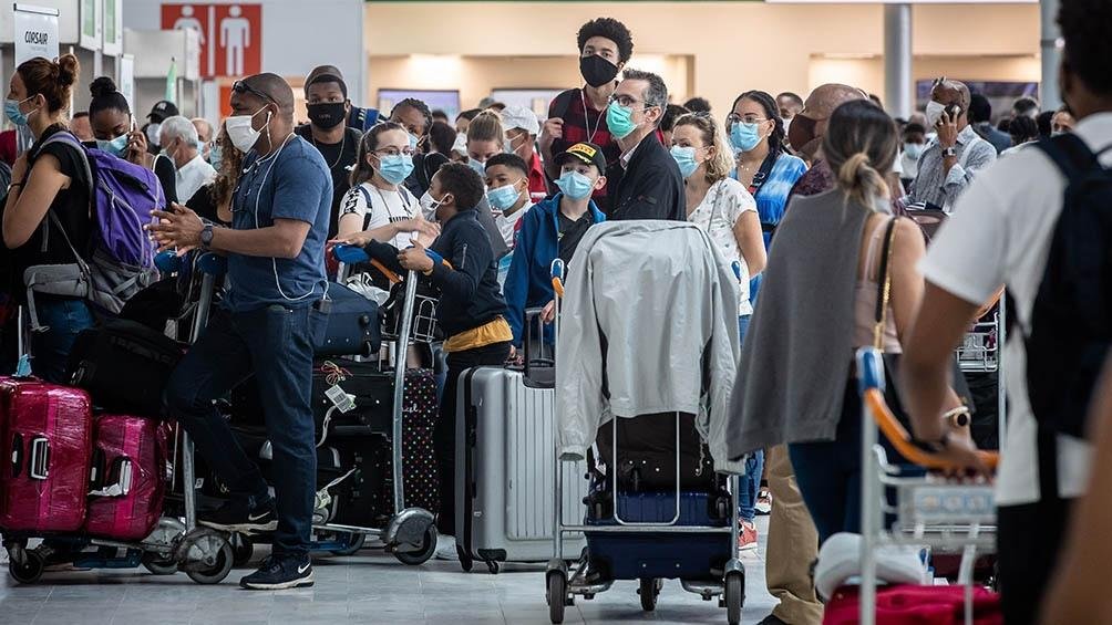 El Gobierno "desalienta" los viajes al exterior tras 44 contagios en México