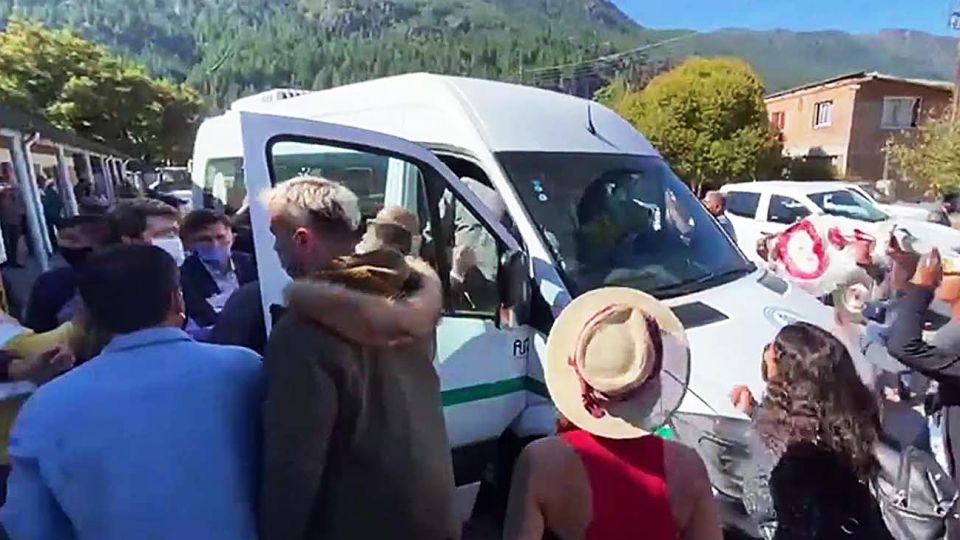 Detuvieron a siete personas por atacar la camioneta de Alberto en Chubut