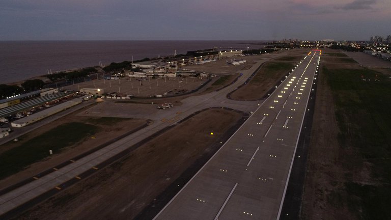 Tras siete meses cerrado, reabren Aeroparque con pista nueva
