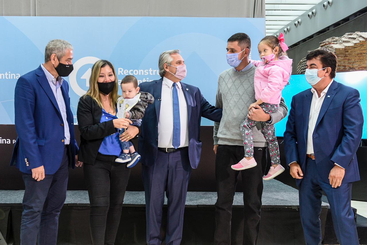 Guiño de Alberto a la CGT y la CTA, le dio viviendas para trabajadores