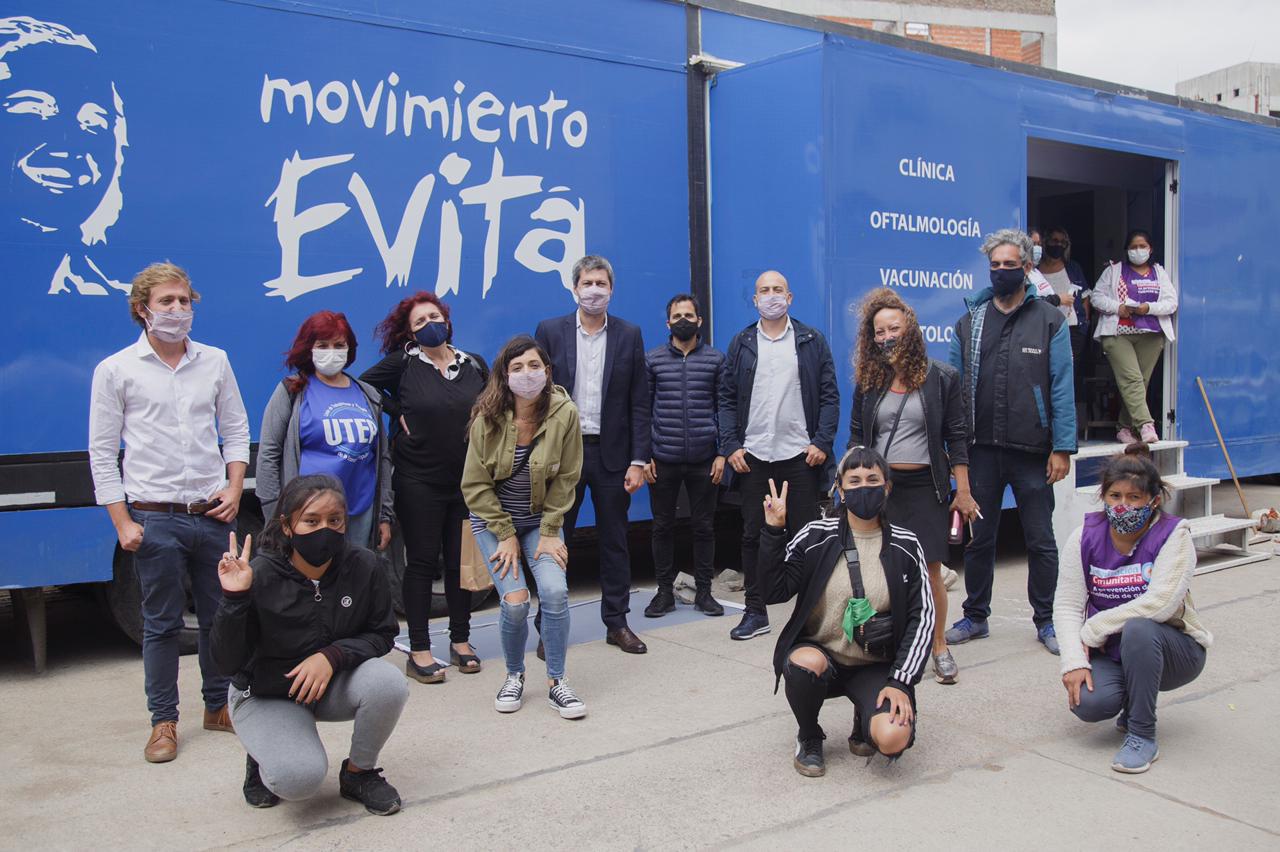 Lammens visitó la clínica móvil del Evita, que recorre los barrios populares