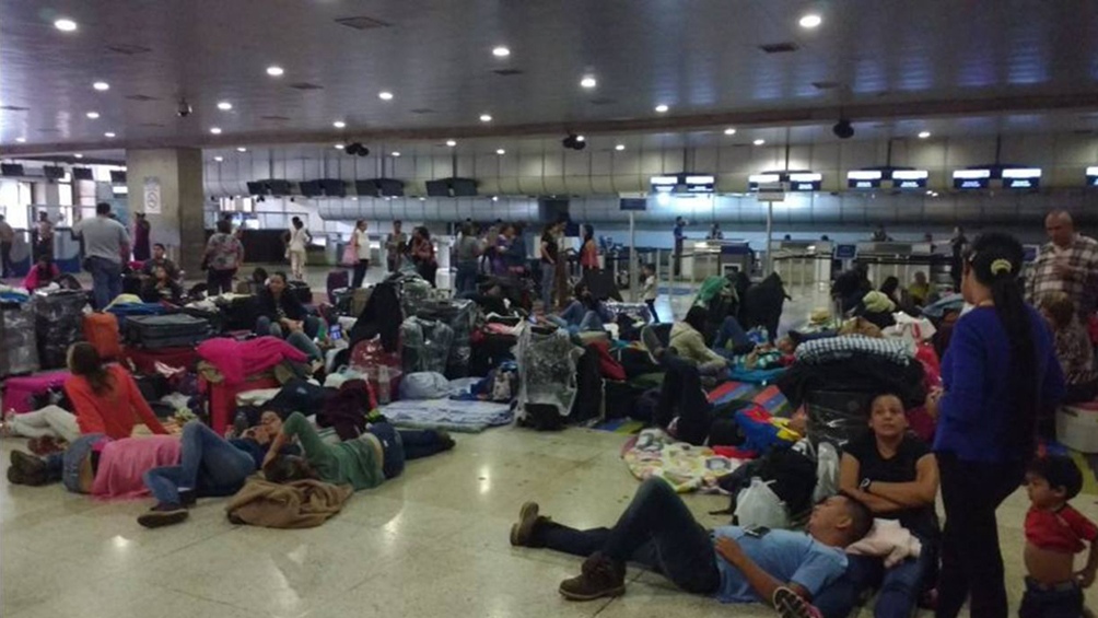Pandemia: aerolíneas cancelaron vuelos y ya hay 27 mil turistas argentinos varados