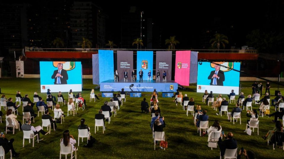 Alberto Fernández asumió en el PJ con críticas a Mauricio Macri