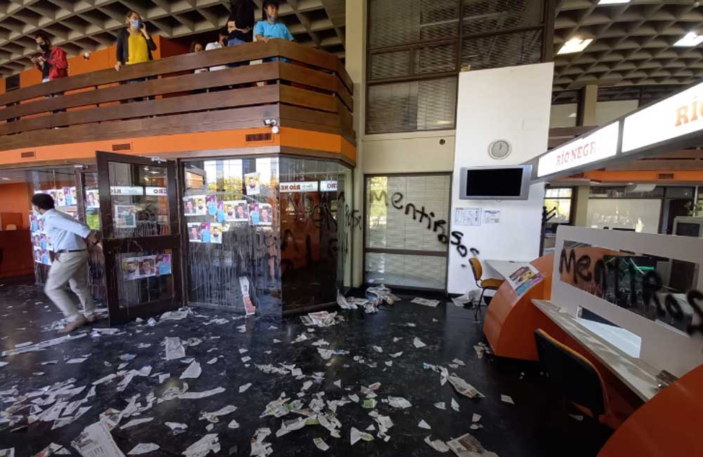 Atacaron el diario Río Negro y apuntan a familiares de Miguel Báez