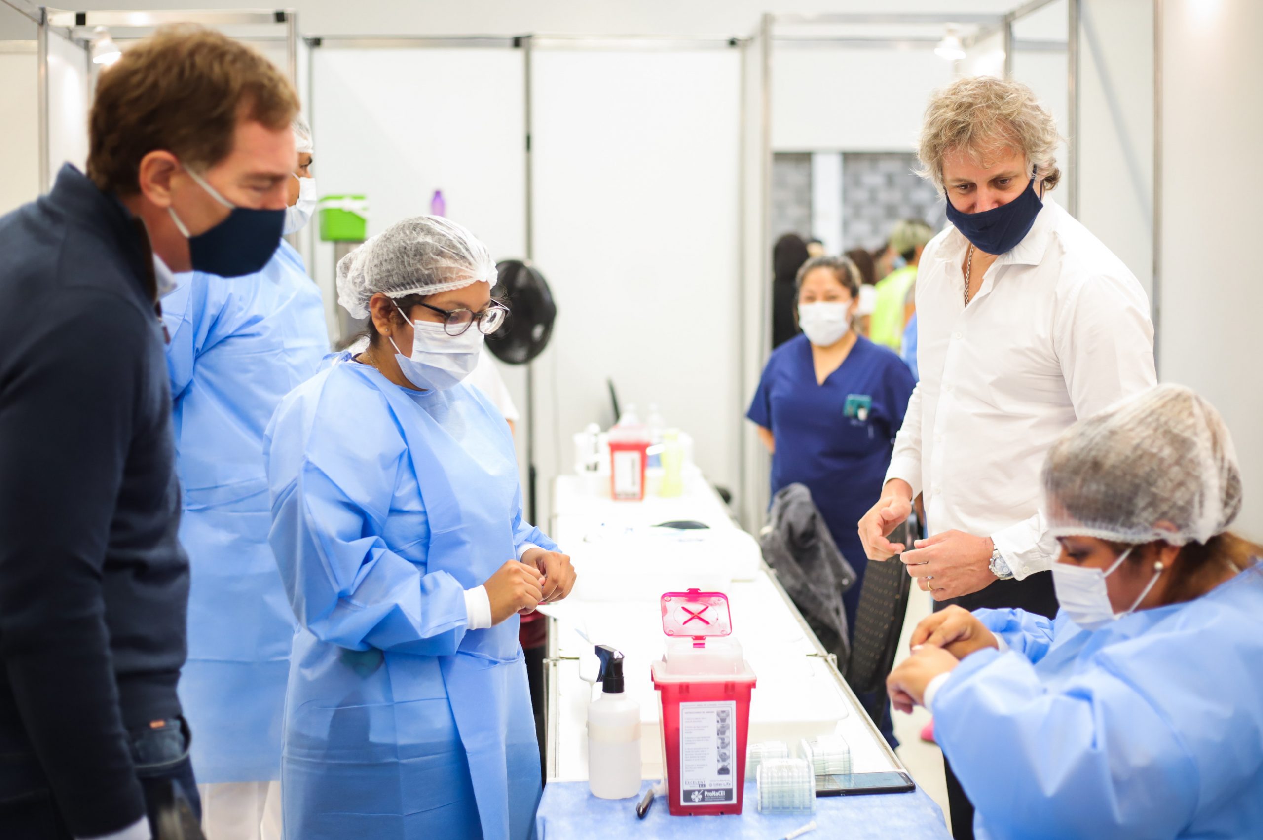 Santilli y Miguel, en San Lorenzo: arrancó la vacunación para mayores de 75 años