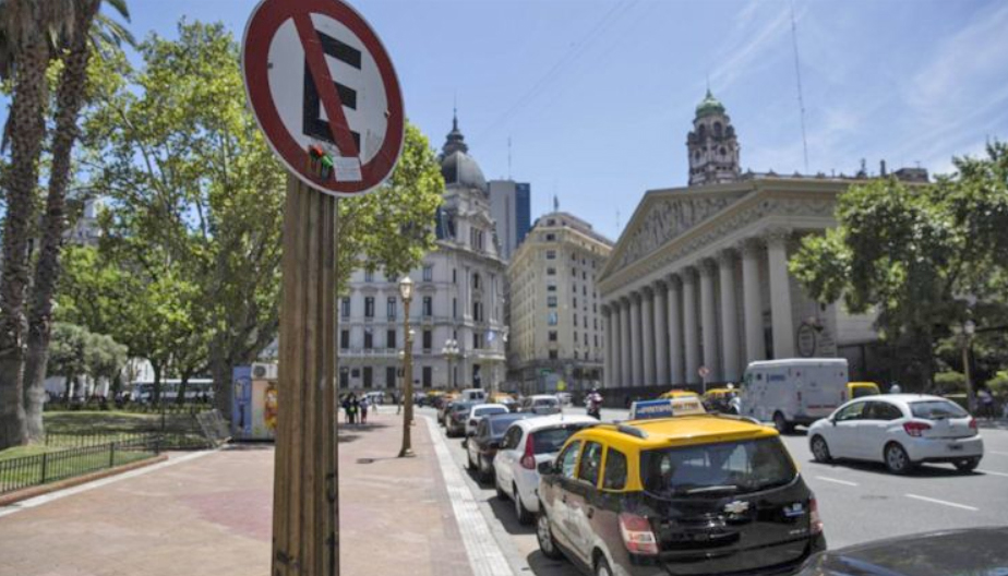 Pedido: libre estacionamiento por 30 días para descomprimir el transporte