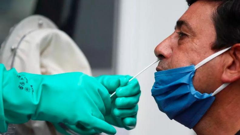 Mientras se discuten las restricciones, hubo récord de contagios: 20.870 en un día