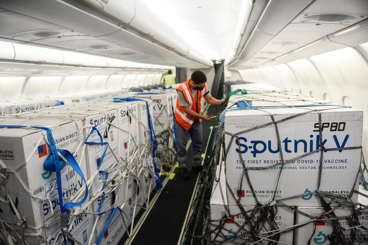 Llega un nuevo vuelo de Aerolíneas con 800 mil vacunas Sputnik