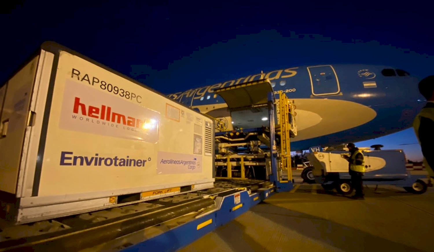 Llegó un avión de Aerolíneas con 384 mil vacunas Sinopham